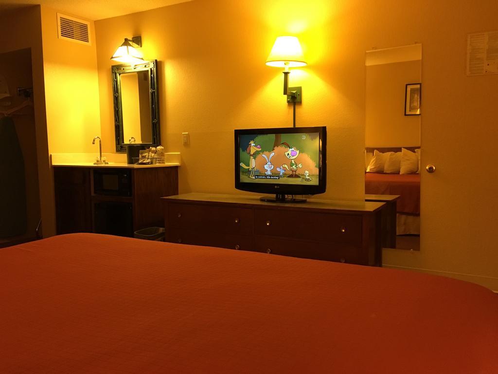 Norwood Inn And Suites Chaska ภายนอก รูปภาพ